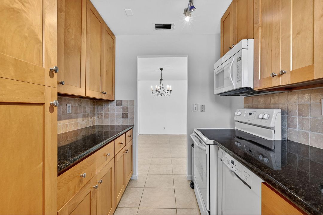 For Sale: $139,000 (1 beds, 1 baths, 954 Square Feet)
