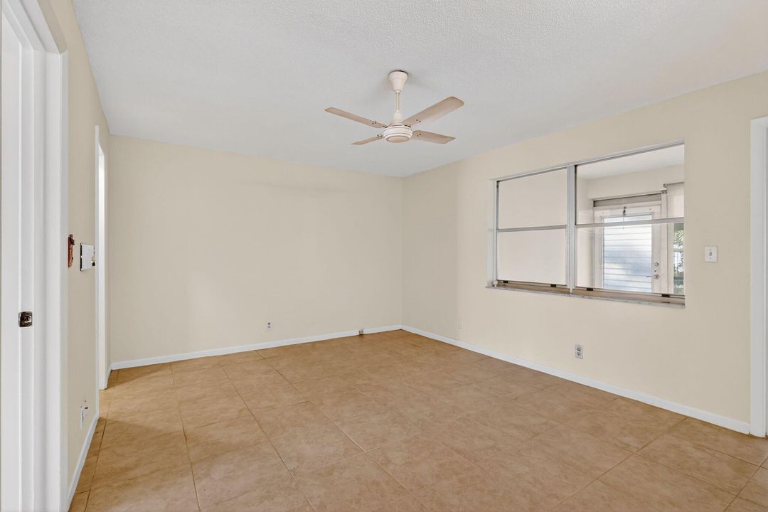 For Sale: $139,000 (1 beds, 1 baths, 954 Square Feet)