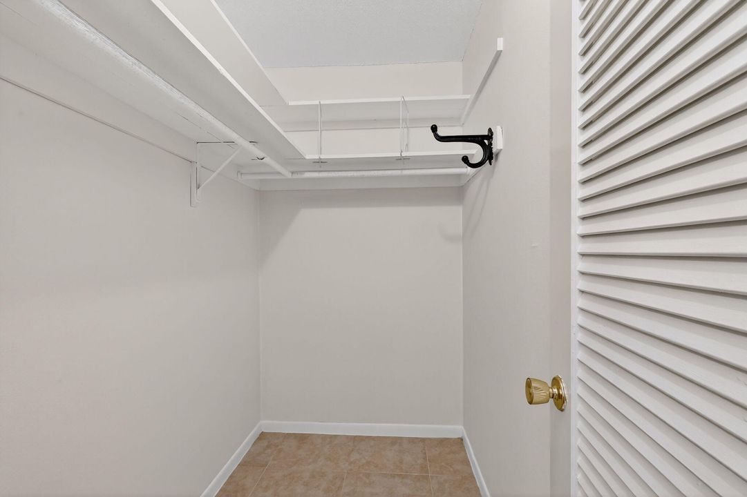 For Sale: $139,000 (1 beds, 1 baths, 954 Square Feet)