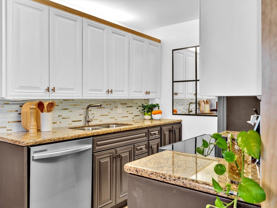 For Sale: $225,000 (2 beds, 1 baths, 860 Square Feet)