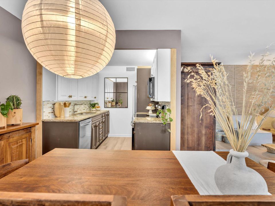 For Sale: $225,000 (2 beds, 1 baths, 860 Square Feet)