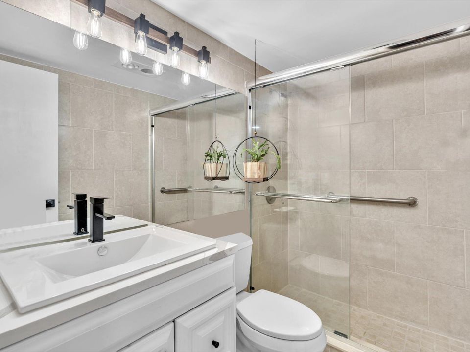 For Sale: $225,000 (2 beds, 1 baths, 860 Square Feet)