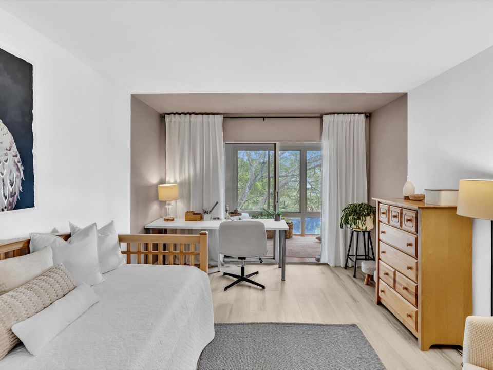 For Sale: $225,000 (2 beds, 1 baths, 860 Square Feet)