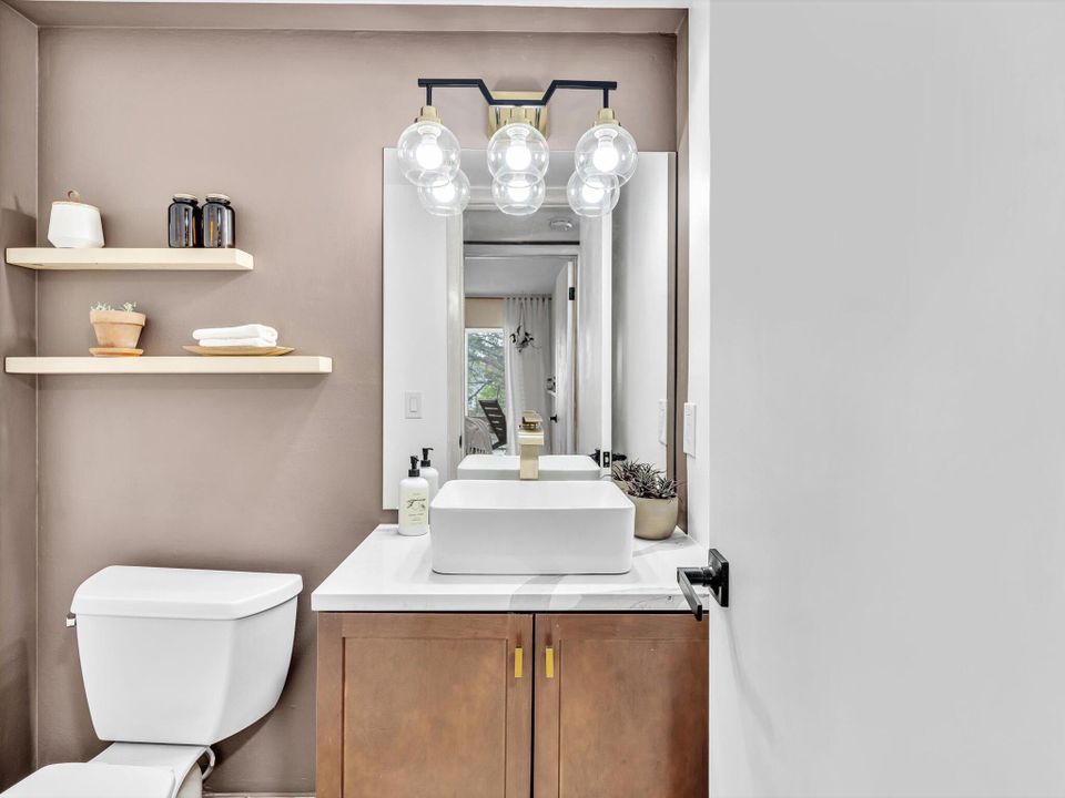 For Sale: $225,000 (2 beds, 1 baths, 860 Square Feet)