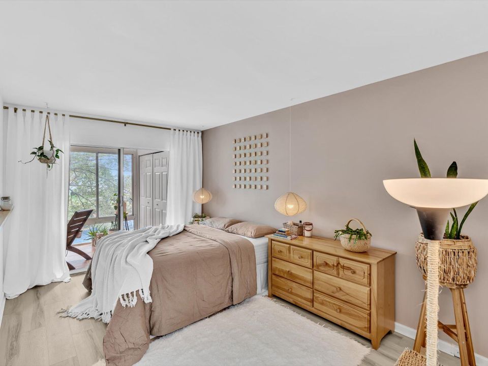 For Sale: $225,000 (2 beds, 1 baths, 860 Square Feet)