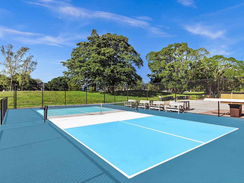 For Sale: $225,000 (2 beds, 1 baths, 860 Square Feet)