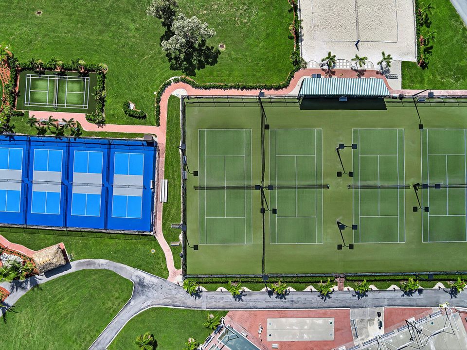 For Sale: $225,000 (2 beds, 1 baths, 860 Square Feet)