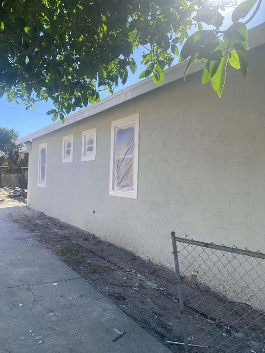 For Sale: $450,000 (3 beds, 2 baths, 1021 Square Feet)