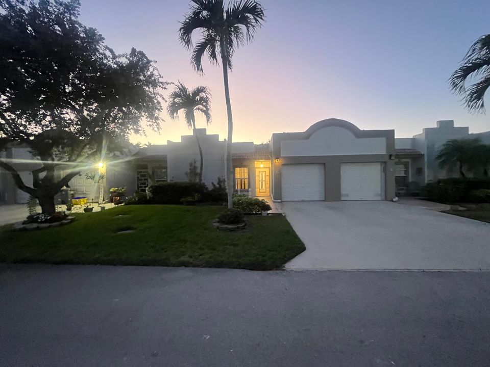 For Rent: $2,200 (2 beds, 2 baths, 1227 Square Feet)