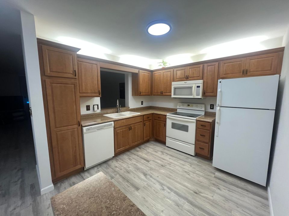 For Rent: $2,200 (2 beds, 2 baths, 1227 Square Feet)