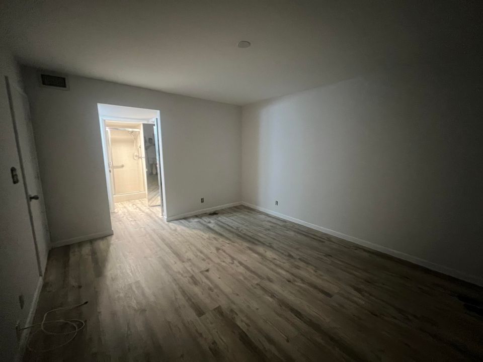 For Rent: $2,200 (2 beds, 2 baths, 1227 Square Feet)