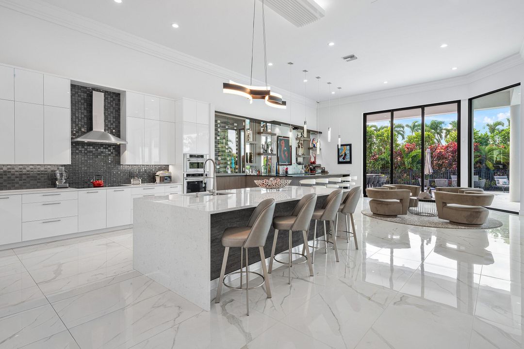 На продажу: $3,599,000 (5 спален, 4 ванн, 5064 Квадратных фут)