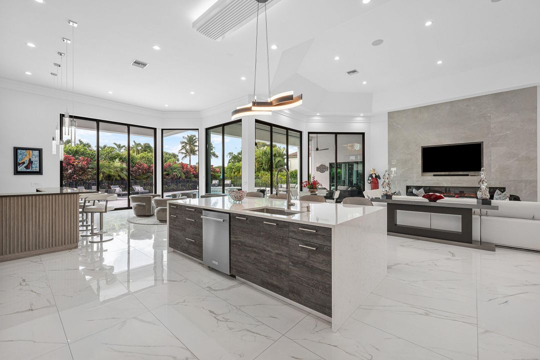 На продажу: $3,599,000 (5 спален, 4 ванн, 5064 Квадратных фут)