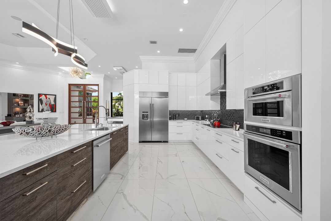 На продажу: $3,599,000 (5 спален, 4 ванн, 5064 Квадратных фут)