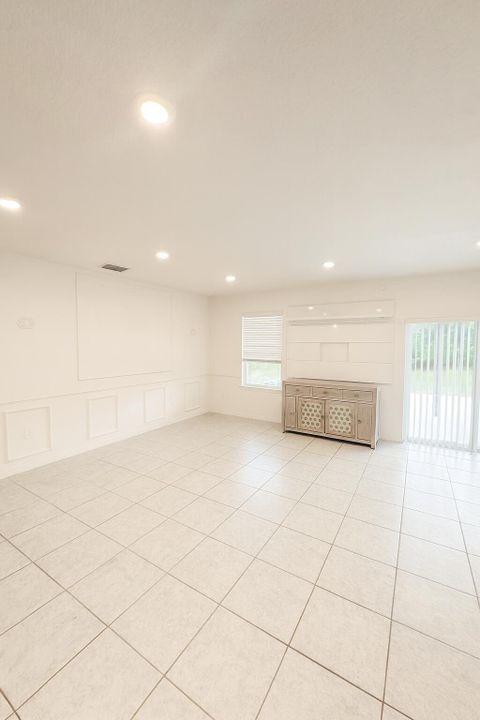 For Rent: $2,900 (4 beds, 2 baths, 2059 Square Feet)