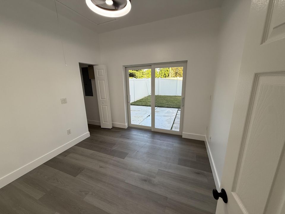 For Rent: $2,647 (2 beds, 1 baths, 940 Square Feet)