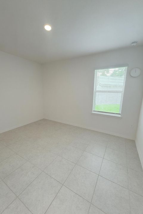 For Rent: $2,900 (4 beds, 2 baths, 2059 Square Feet)
