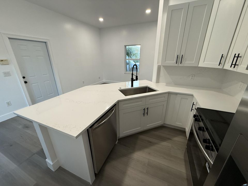 For Rent: $2,647 (2 beds, 1 baths, 940 Square Feet)