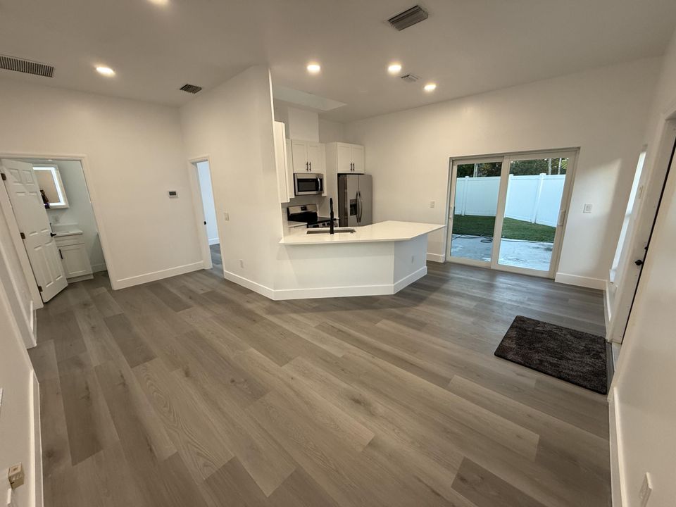 For Rent: $2,647 (2 beds, 1 baths, 940 Square Feet)