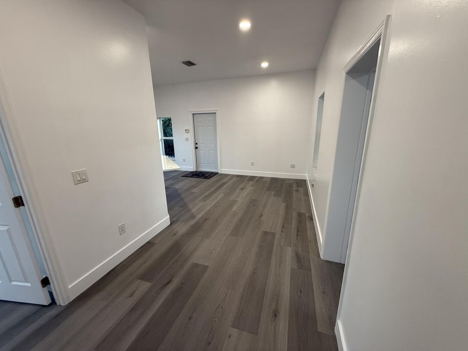 For Rent: $2,647 (2 beds, 1 baths, 940 Square Feet)