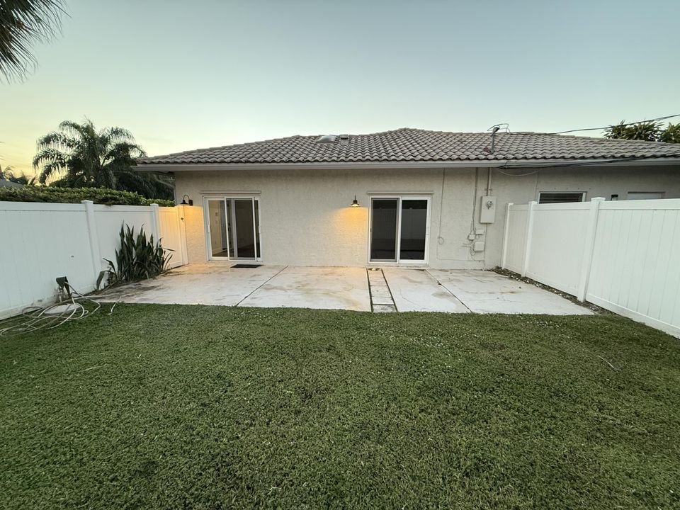 For Rent: $2,647 (2 beds, 1 baths, 940 Square Feet)