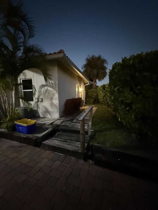 For Rent: $2,647 (2 beds, 1 baths, 940 Square Feet)