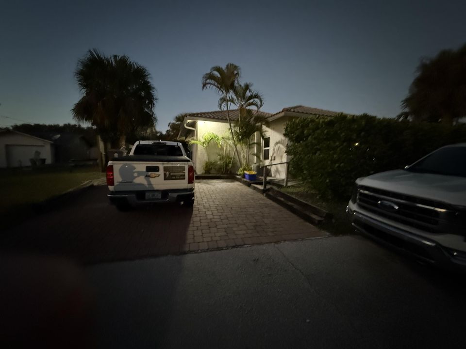 For Rent: $2,647 (2 beds, 1 baths, 940 Square Feet)