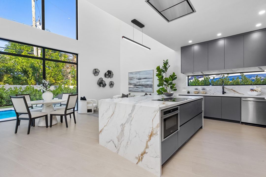 For Sale: $3,095,000 (5 beds, 6 baths, 5124 Square Feet)