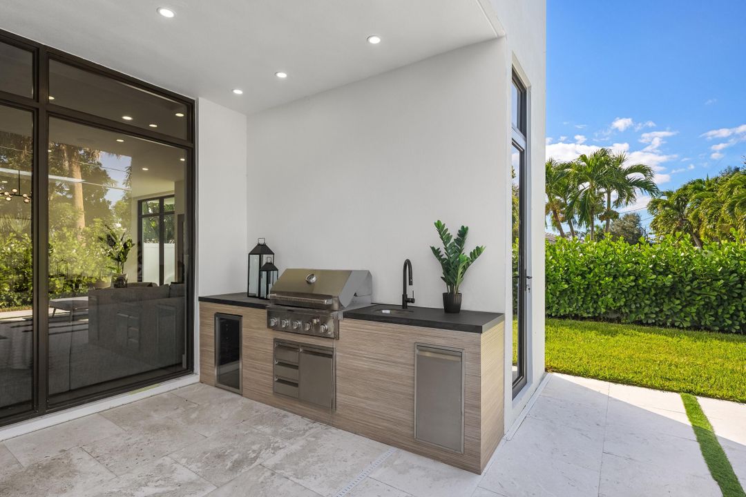 For Sale: $3,095,000 (5 beds, 6 baths, 5124 Square Feet)