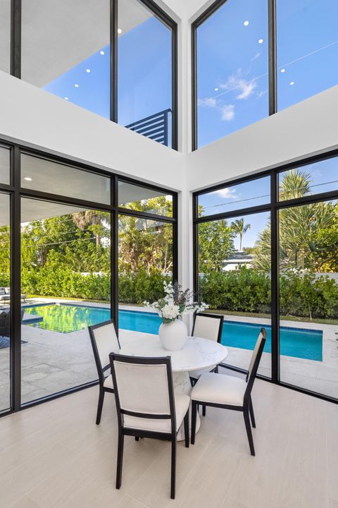 For Sale: $3,095,000 (5 beds, 6 baths, 5124 Square Feet)