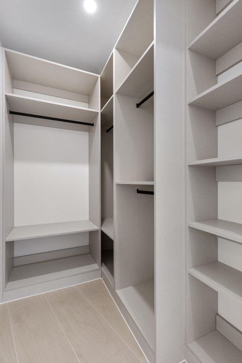 For Sale: $3,095,000 (5 beds, 6 baths, 5124 Square Feet)