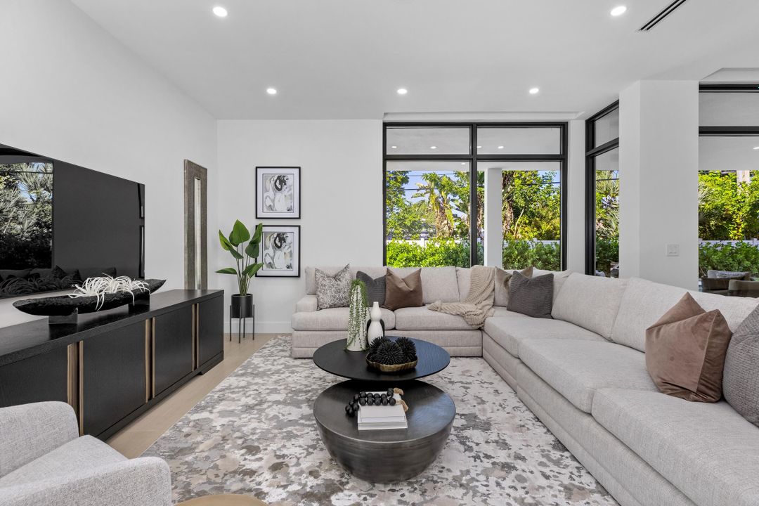 For Sale: $3,095,000 (5 beds, 6 baths, 5124 Square Feet)