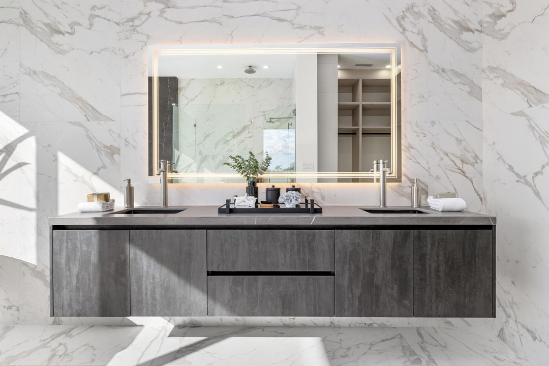 For Sale: $3,095,000 (5 beds, 6 baths, 5124 Square Feet)