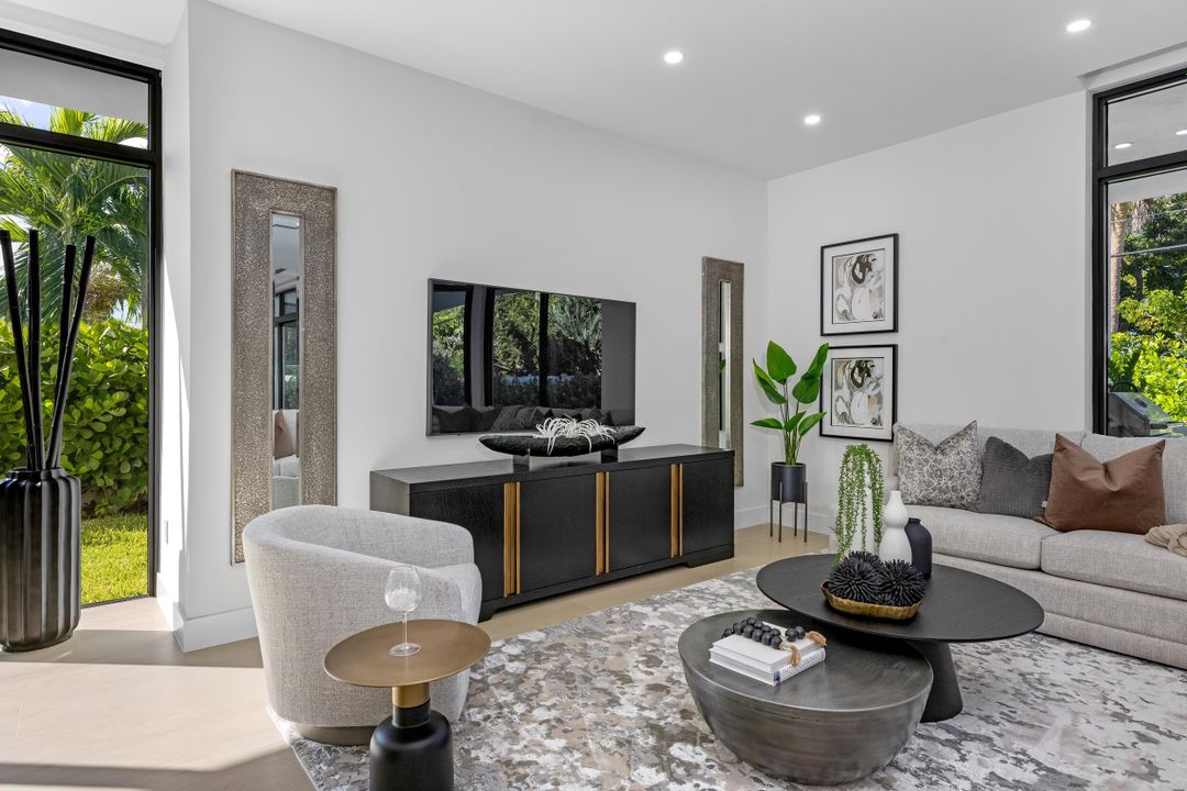 For Sale: $3,095,000 (5 beds, 6 baths, 5124 Square Feet)