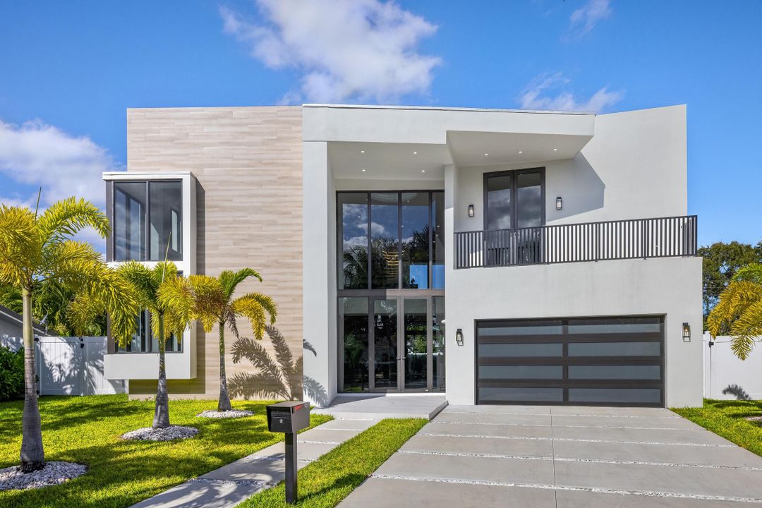 For Sale: $3,095,000 (5 beds, 6 baths, 5124 Square Feet)