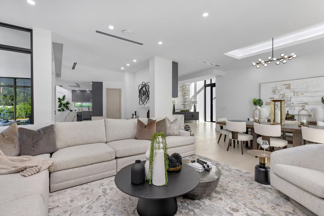 For Sale: $3,095,000 (5 beds, 6 baths, 5124 Square Feet)