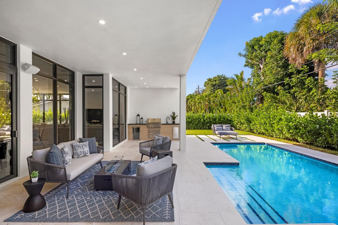 For Sale: $3,095,000 (5 beds, 6 baths, 5124 Square Feet)