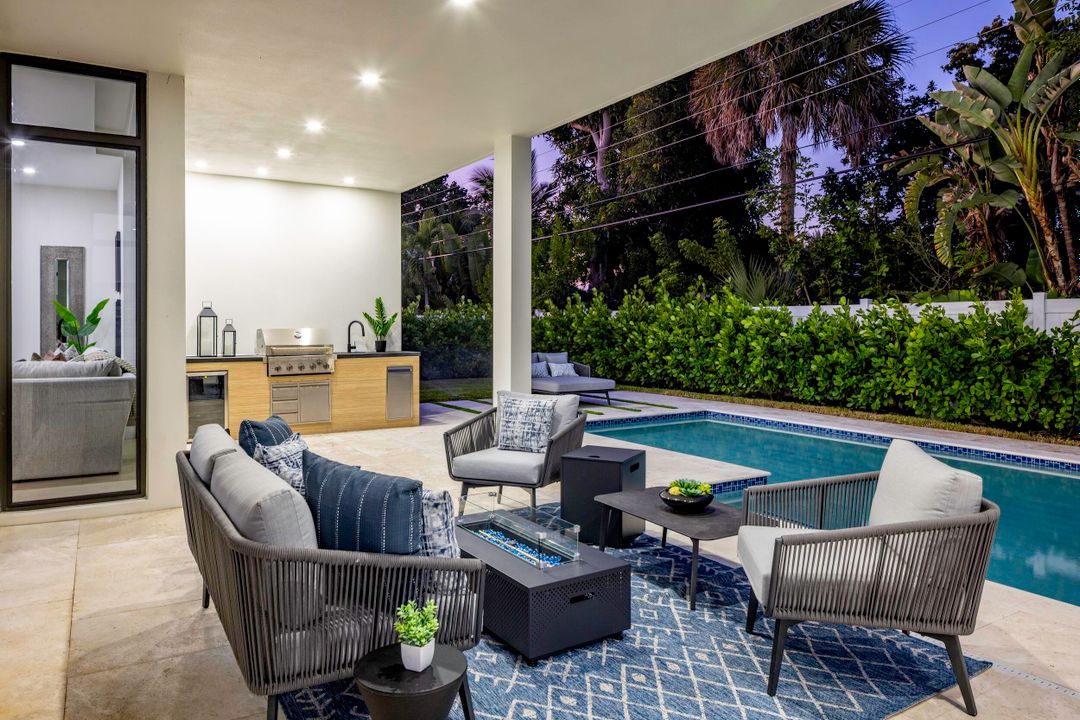 For Sale: $3,095,000 (5 beds, 6 baths, 5124 Square Feet)