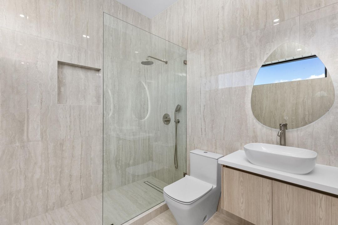 For Sale: $3,095,000 (5 beds, 6 baths, 5124 Square Feet)