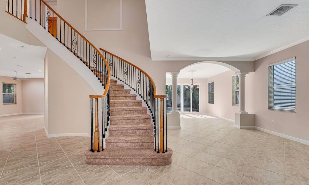 For Sale: $965,000 (5 beds, 5 baths, 3974 Square Feet)