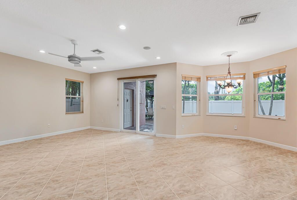 For Sale: $965,000 (5 beds, 5 baths, 3974 Square Feet)