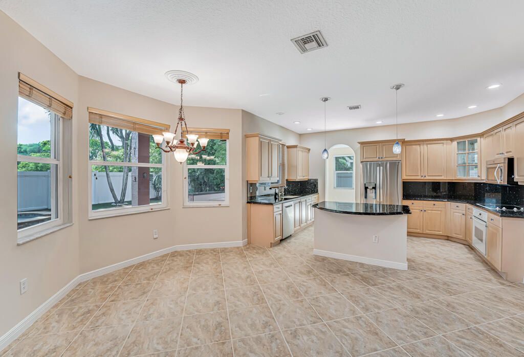 For Sale: $965,000 (5 beds, 5 baths, 3974 Square Feet)