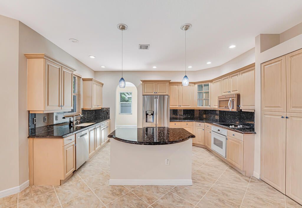 For Sale: $965,000 (5 beds, 5 baths, 3974 Square Feet)