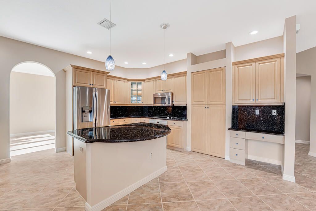 For Sale: $965,000 (5 beds, 5 baths, 3974 Square Feet)