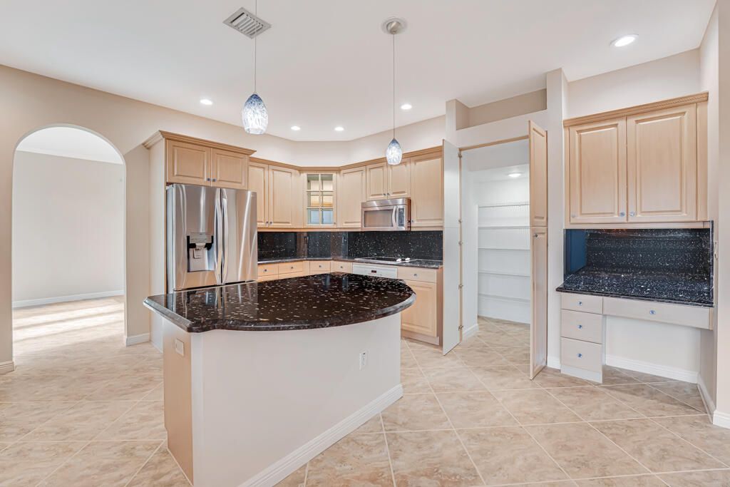 For Sale: $965,000 (5 beds, 5 baths, 3974 Square Feet)