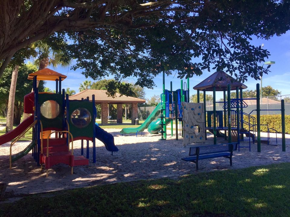 待售: $670,000 (2 贝兹, 2 浴室, 1993 平方英尺)