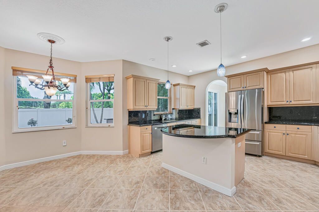 For Sale: $965,000 (5 beds, 5 baths, 3974 Square Feet)