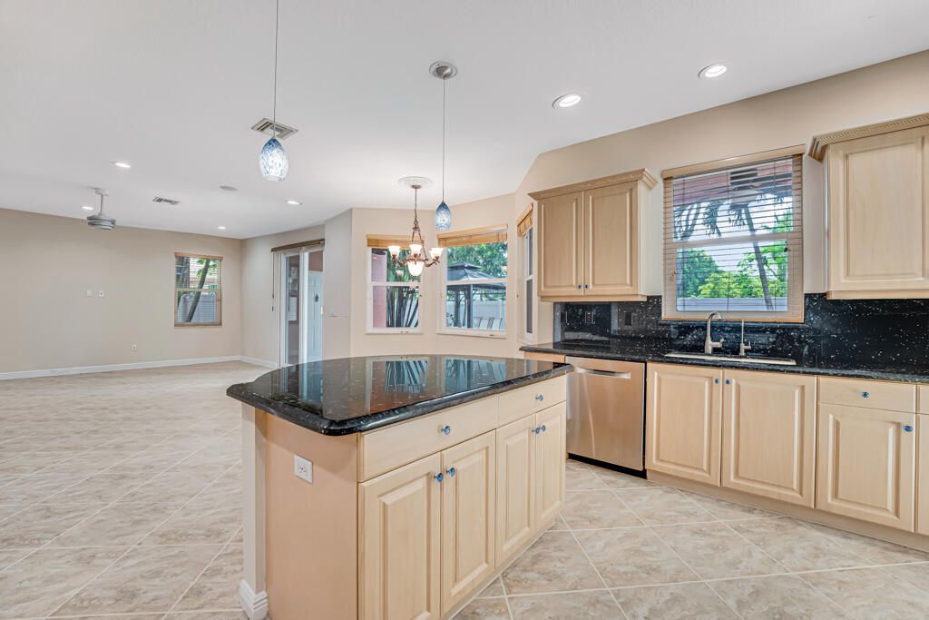 For Sale: $965,000 (5 beds, 5 baths, 3974 Square Feet)