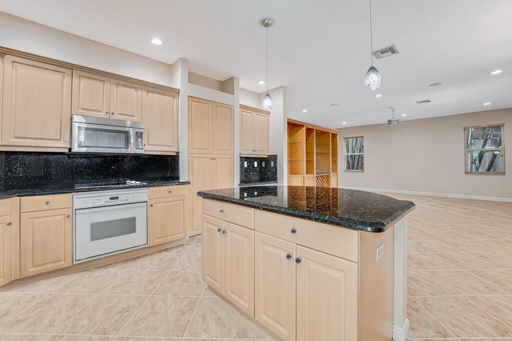 For Sale: $965,000 (5 beds, 5 baths, 3974 Square Feet)