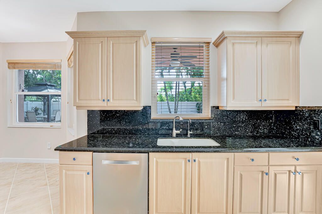 For Sale: $965,000 (5 beds, 5 baths, 3974 Square Feet)